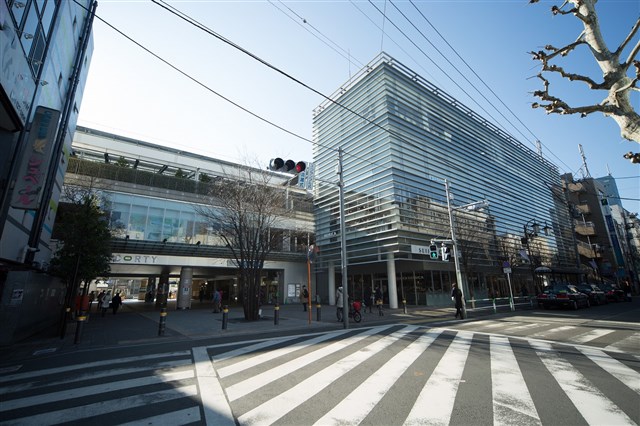 小田急　成城コルティ　15周年バッチ 成城コルティ外観.jpg